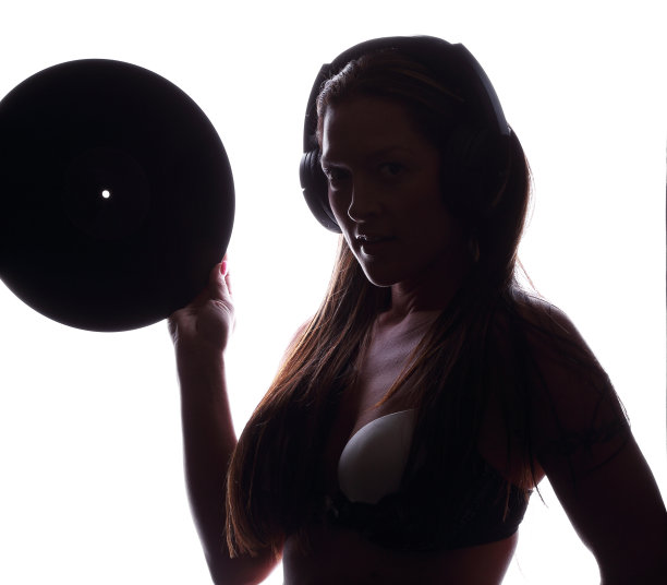 手持唱片剪影的女DJ图片下载