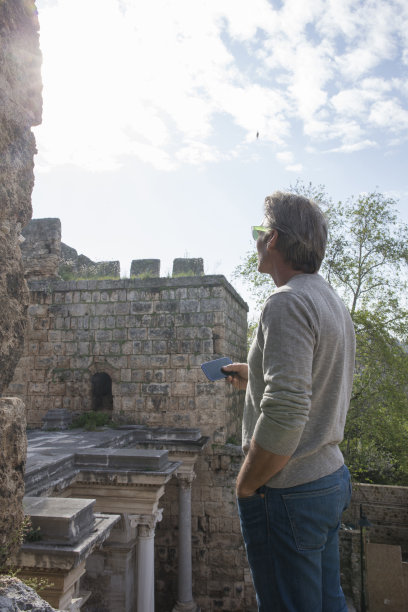 哈德良之门，一名男子在城堡的城墙上休息图片下载
