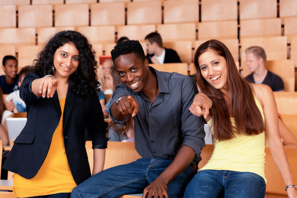 快乐的学生来自不同的国家图片下载