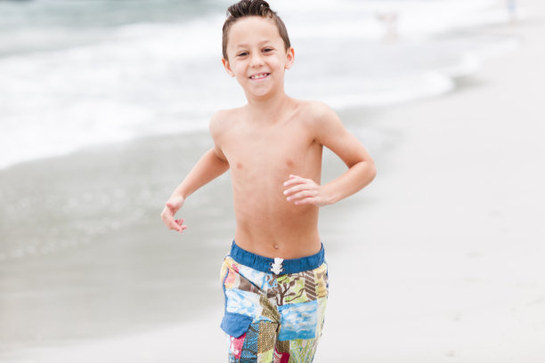 在海滩上跑步很有趣图片下载