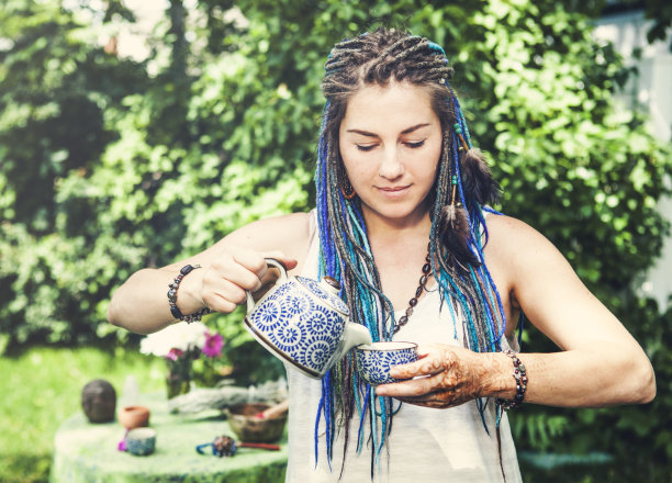 女人倒茶图片下载