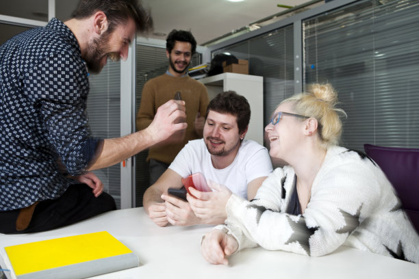 有手机的年轻人。图片下载