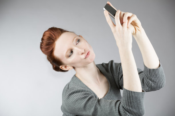 年轻女子自拍在智能发光图片下载