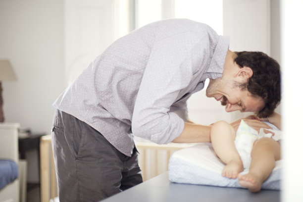 父亲换尿布图片下载