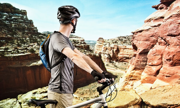 旁边的人站在自行车图片下载