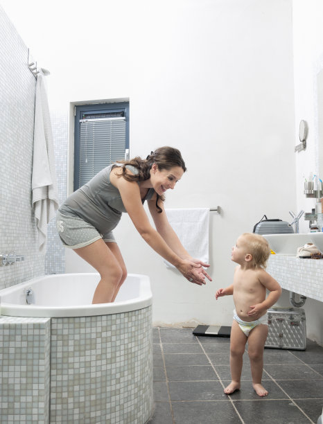 母亲和倔强的孩子在浴室里图片下载