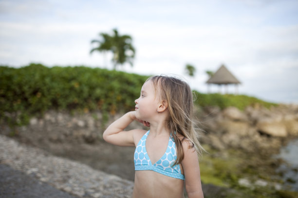 沙滩上的小女孩图片下载