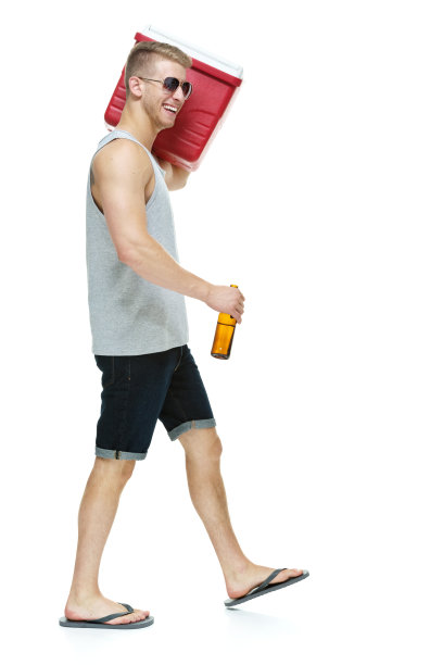 年轻人拿着装有冷却器的啤酒瓶图片下载