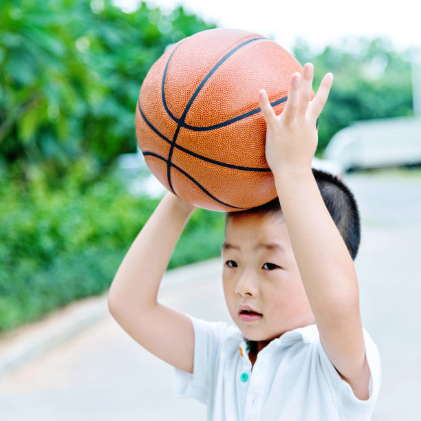 小男孩拿着一个篮球图片下载