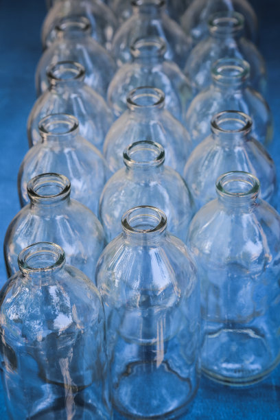 干净的空玻璃透明的瓶行图片下载