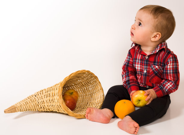 男孩与水果图片下载