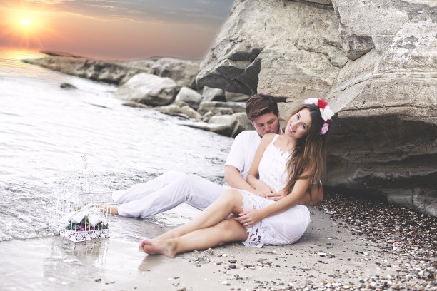 海滩上的美丽情侣图片下载