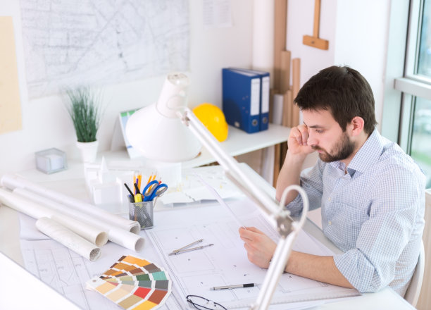 年轻建筑师工作图片下载