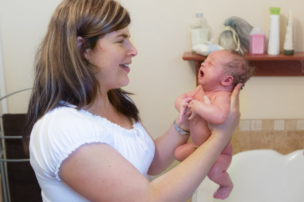 洗澡后，妈妈抱着她刚出生的婴儿图片下载