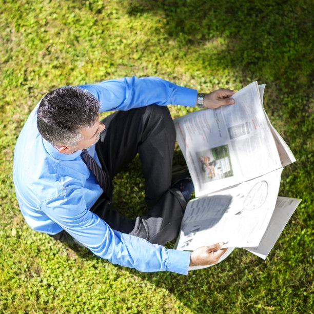 看报纸的商人图片下载