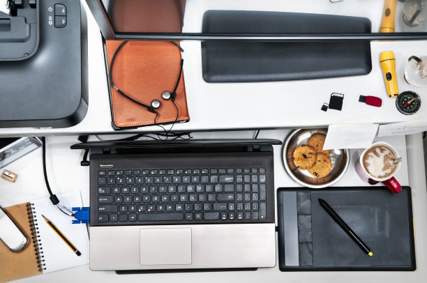 办公桌上堆满电脑图片下载