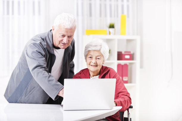 老年夫妇在轮椅上使用数字平板电脑图片下载