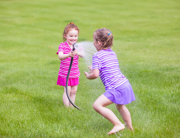 女孩们在玩水管图片下载