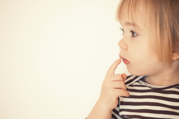 沉思的小男孩特写图片下载