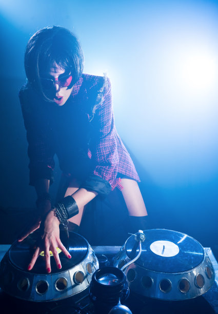 女dj在黑胶唱片上演奏图片下载