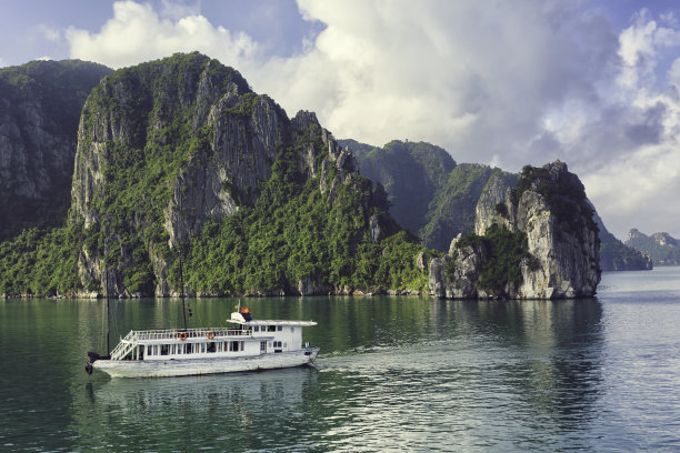 下龙湾的观光船图片下载