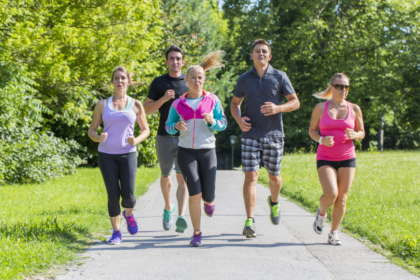 一群跑步者穿过公园慢跑图片下载
