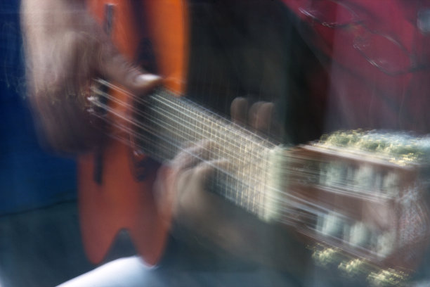 人弹吉他图片下载