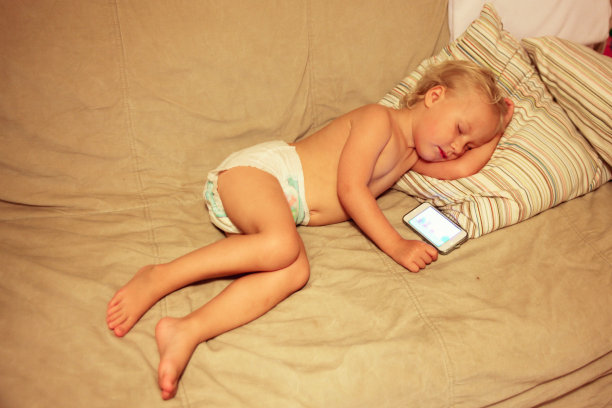 累了的宝宝睡在沙发上图片下载