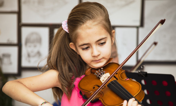 小女孩拉小提琴图片下载
