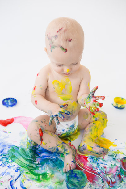 宝宝低头看着他凌乱的手指画图片下载