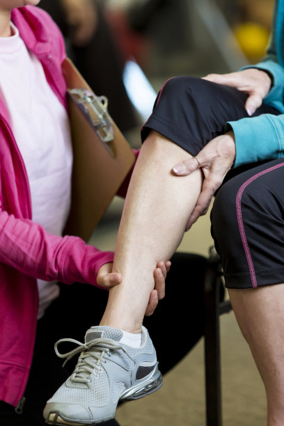 理疗师评估一位资深女性的腿图片下载