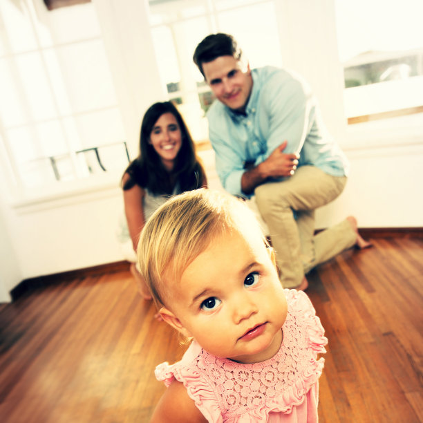 小女孩在学走路图片下载