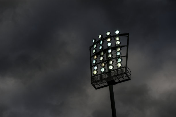 晚上泛光灯。图片下载