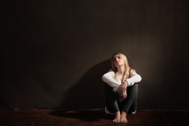 做梦的少女图片下载