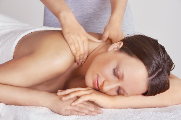 享受按摩的女人图片下载