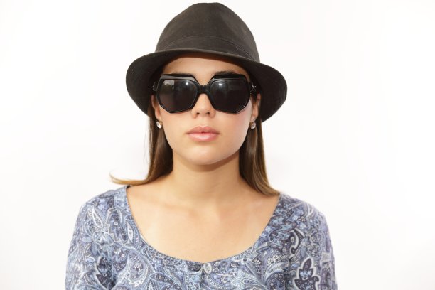 女士肖像严肃戴墨镜和帽子图片下载