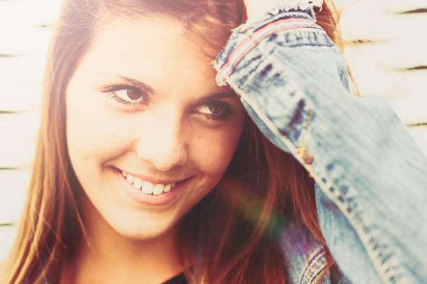 年轻女子的肖像与镜头光晕效果图片下载