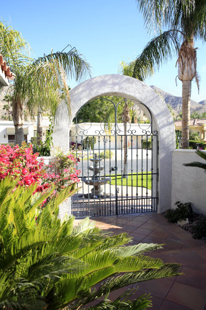 在美丽的住宅庭院内望向街道图片下载