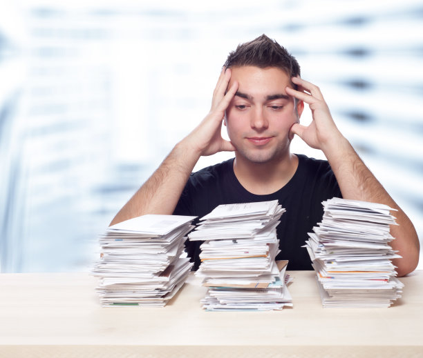 年轻人没有偿还房贷，学生贷款，信用卡账单图片下载