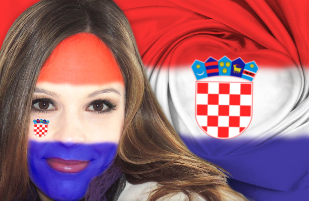 美丽的克罗地亚女人站在国旗前图片下载