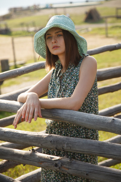 小女孩靠近木栅栏图片下载