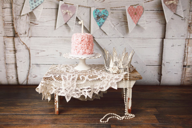 给小女孩的第一个生日蛋糕和皇冠图片下载