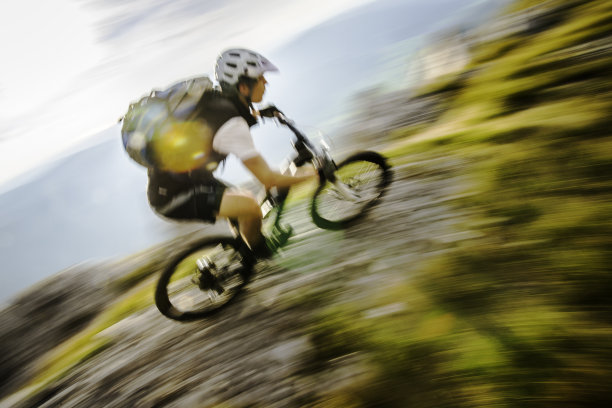 骑在山间小道上图片下载