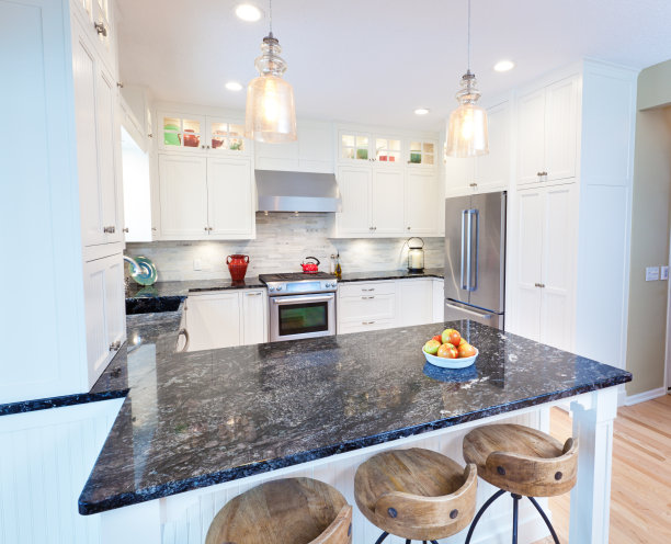 家庭住宅现代经典厨房设计与餐厅柜台图片下载