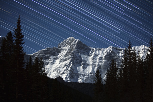 崎岖山脉上的星迹图片下载