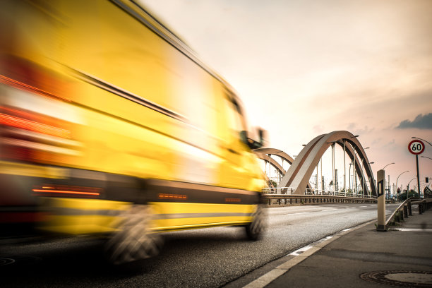 在路上的货车图片下载