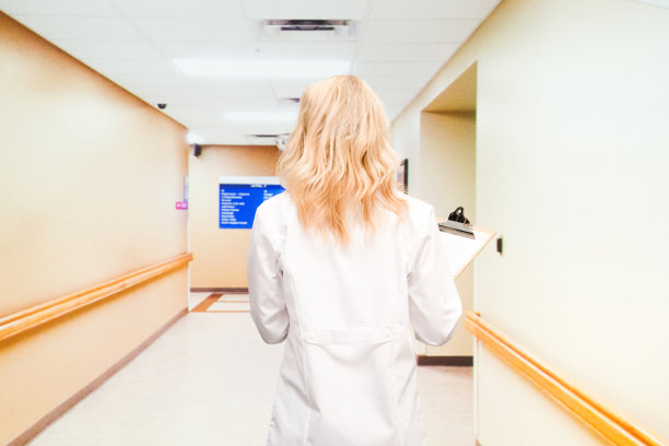 医生站在医院的后视图素材图片