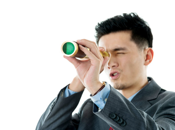 年轻的商人用望远镜看东西图片下载