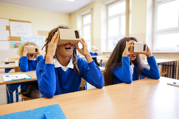 使用虚拟现实眼镜的学生图片下载