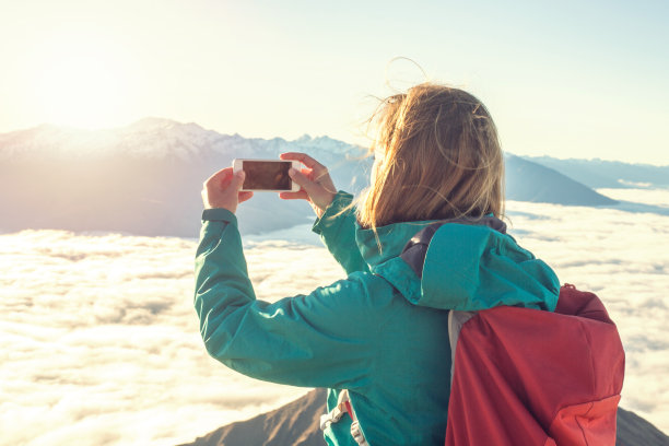 登山者在山顶拍摄云海景观图片下载